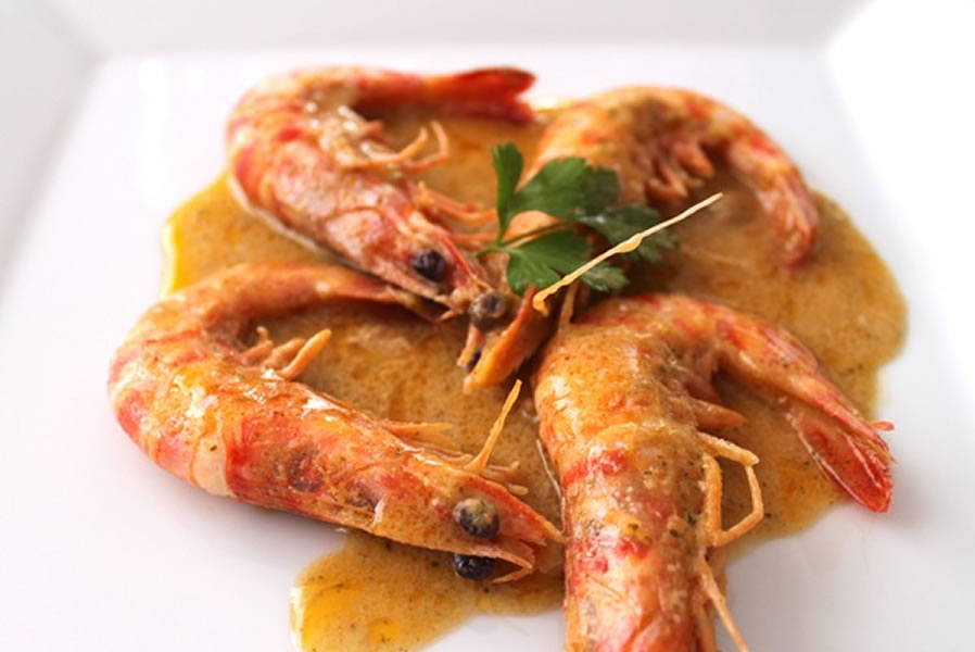 Llagostins amb salsa  d’ametlles i cava