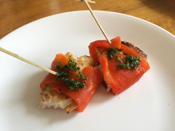 Pinxo de mero amb pebrot escalivat i salsa chimichurri