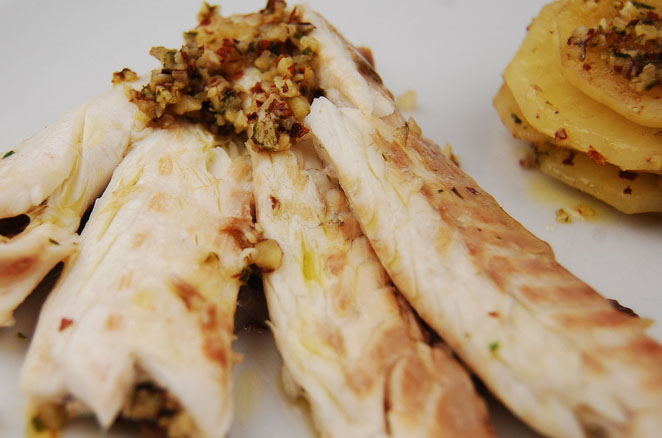 Llobarro al forn amb picada d’ametlles