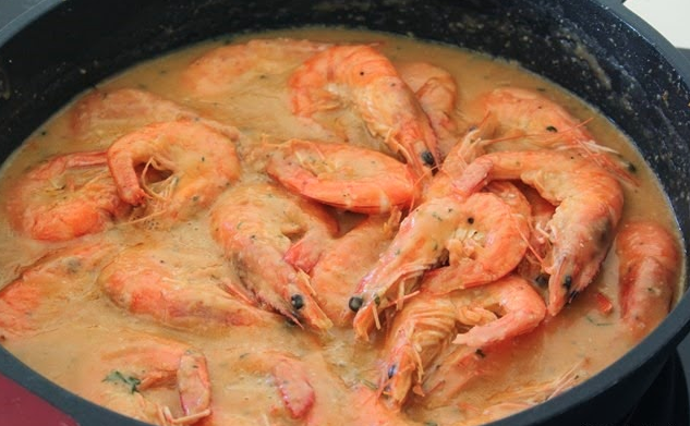 Llagostins amb salsa d’ametlles i cava