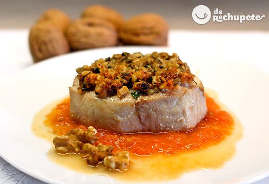 Bonítol al forn amb crosta de nous i puré de tomàquet