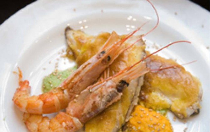 Suprema d’orada amb purés de verdures i gambes