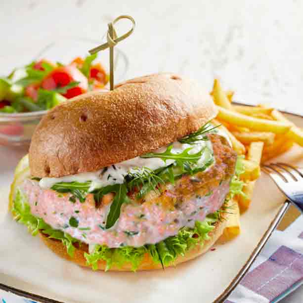 Hamburgueses de salmó amb salsa de cogombre