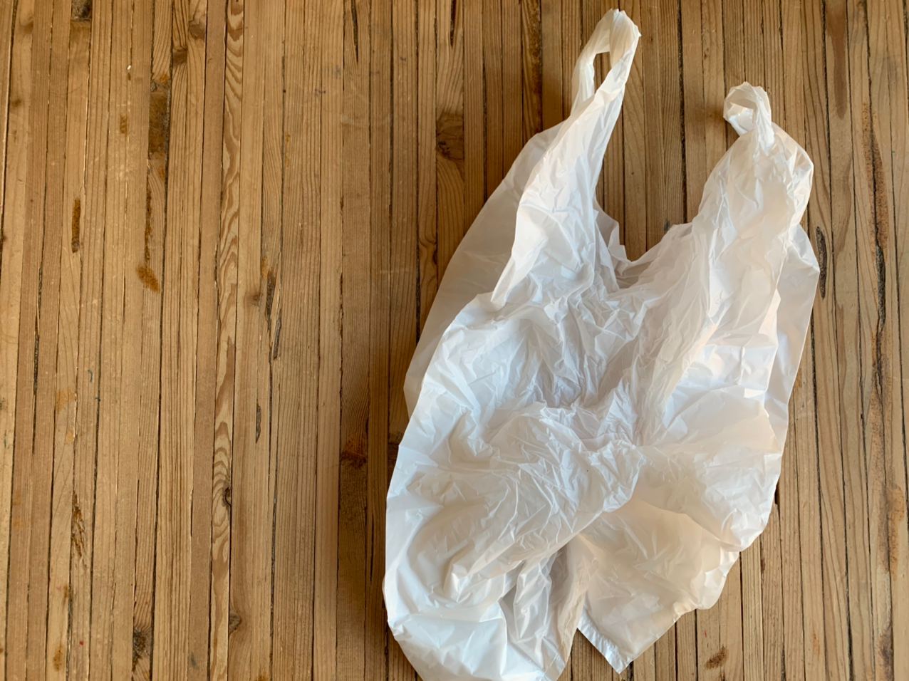 Des de l’1 de gener de 2021, es prohibeix l’entrega de bosses de plàstic lleugeres i molt lleugeres al consumidor en els punts de venda de béns o productes, excepte si són de plàstic compostable.