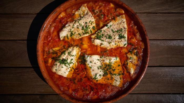 Llobarro amb salsa de tomàquet