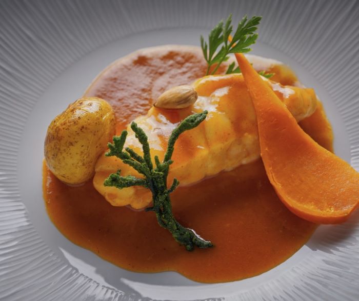 Rap amb salsa de pebrots