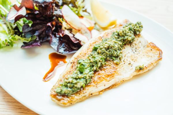 Llobarro a la planxa amb salsa al pesto