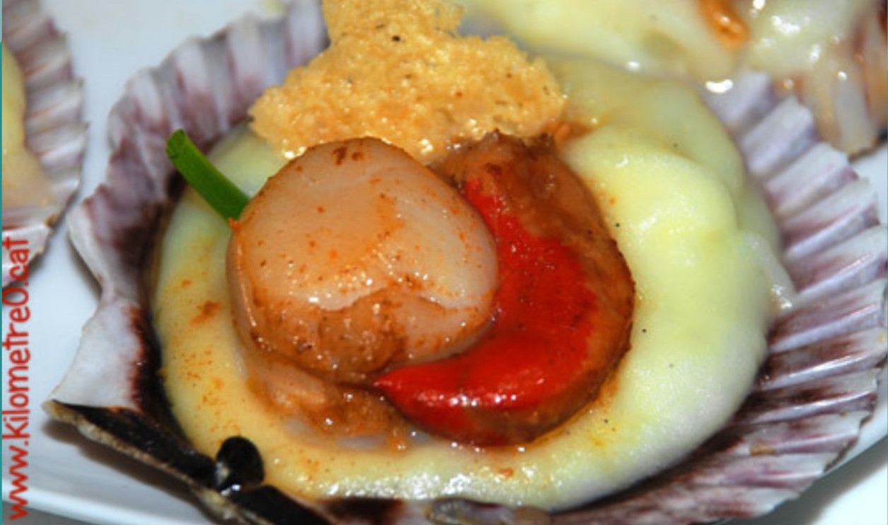 Vieires amb cremós de patata i galeta de parmesà
