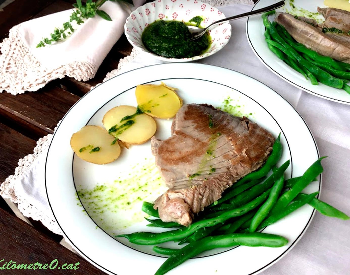 Tonyina vermella amb patata, banyons i pesto