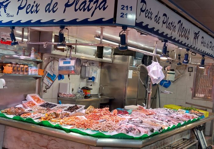 Traspàs parada de peixateria al Mercat d’Hostafrancs de Barcelona
