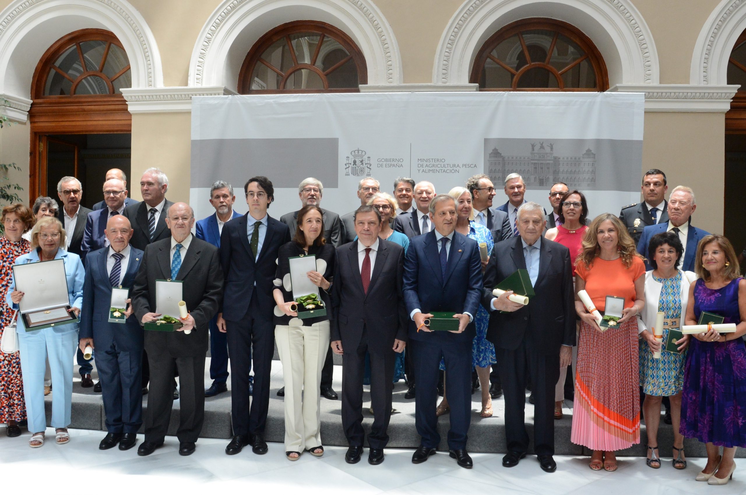 M. Luisa Álvarez, directora general de Fedepesca, rep una condecoració al Mèrit Pesquer