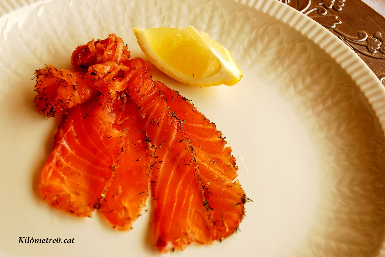Salmó curat amb sal, sucre i costra d’anet