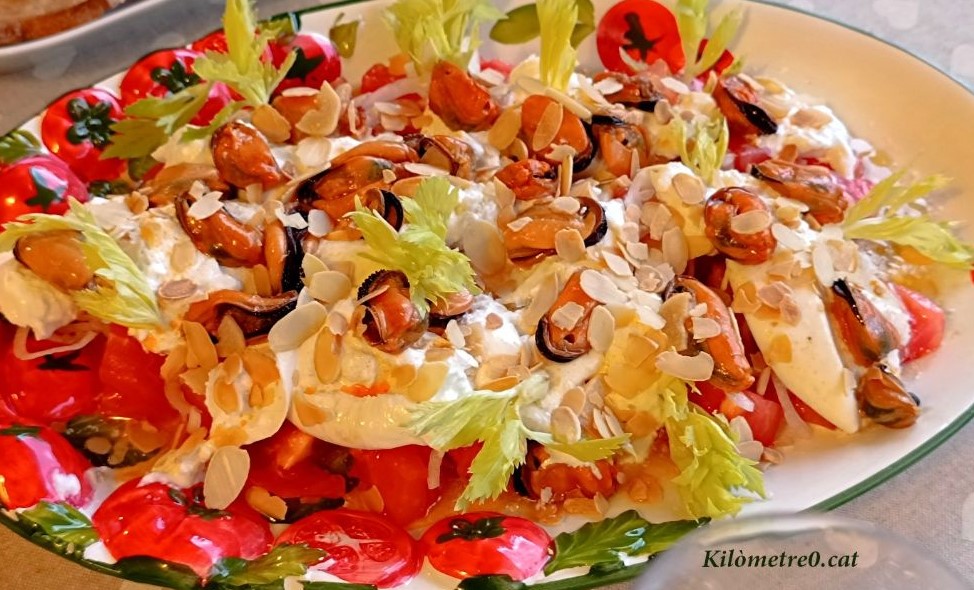 Amanida de tomata, burrata i musclos escabetxats