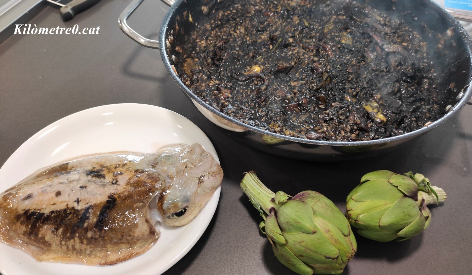 ARRÒS NEGRE AMB SÍPIA I CARXOFES