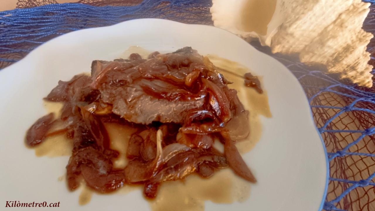 Recepta de bonítol amb ceba, mel i salsa de soja