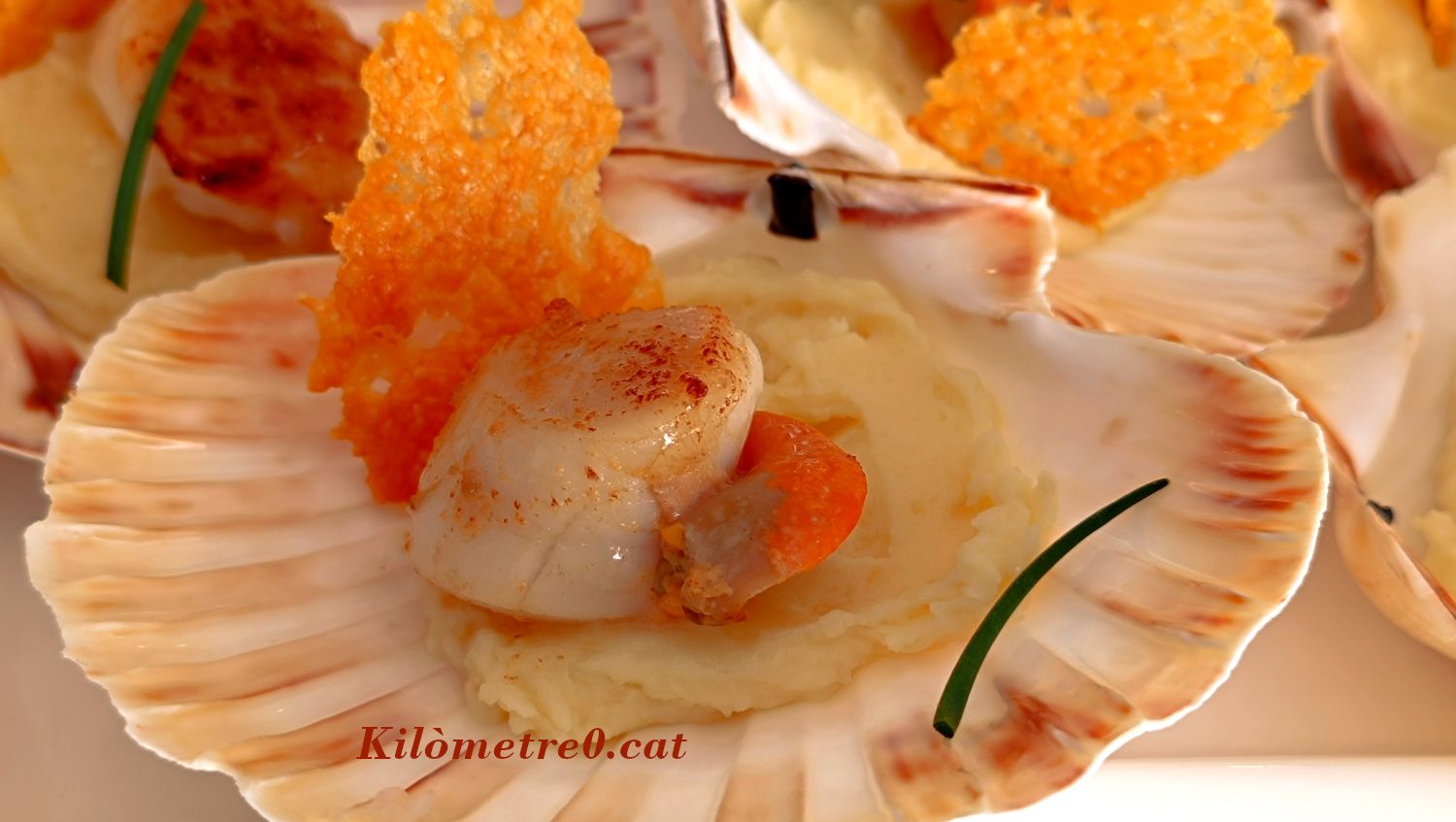 Recepta de vieires amb cremós de patata, vainilla i cruixent de parmesà
